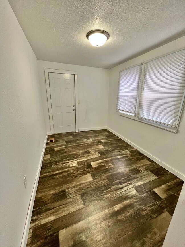 Building Photo - Affordable 3 Bed/1.5 Bath Near Downtown!