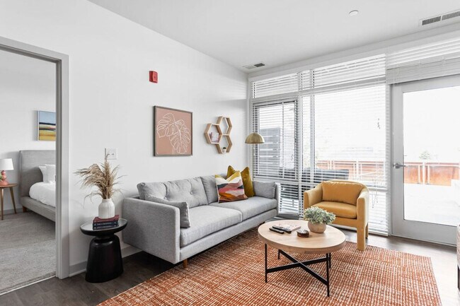 Foto del edificio - 747N N College Ave