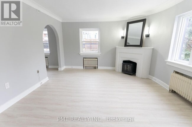 Photo du bâtiment - 8 Wellington St W