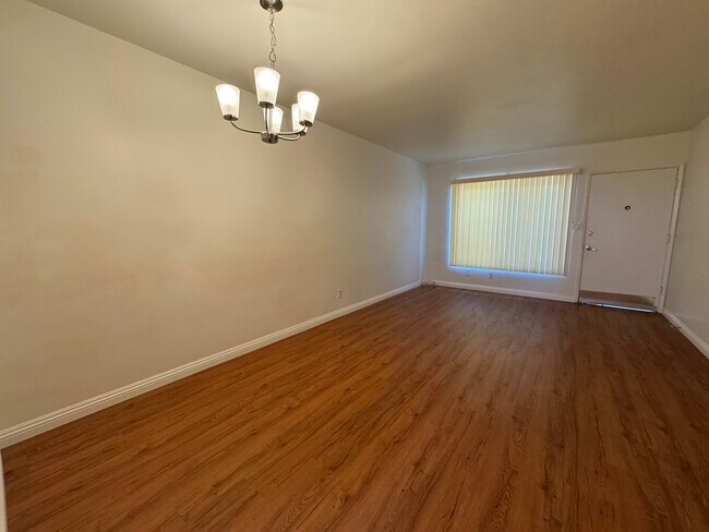 Building Photo - 743 Southview Rd