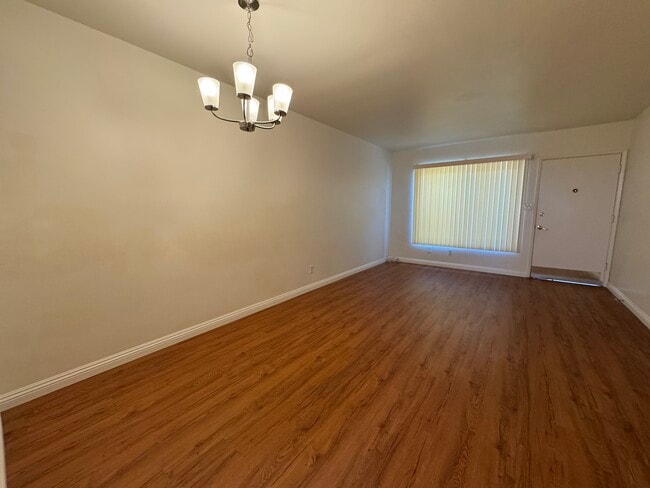 Building Photo - 743 Southview Rd