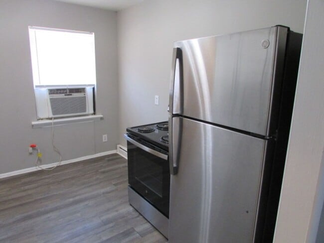 Building Photo - Comfortable 2BD/1BA Apartment with Washer/Dryer Hookups