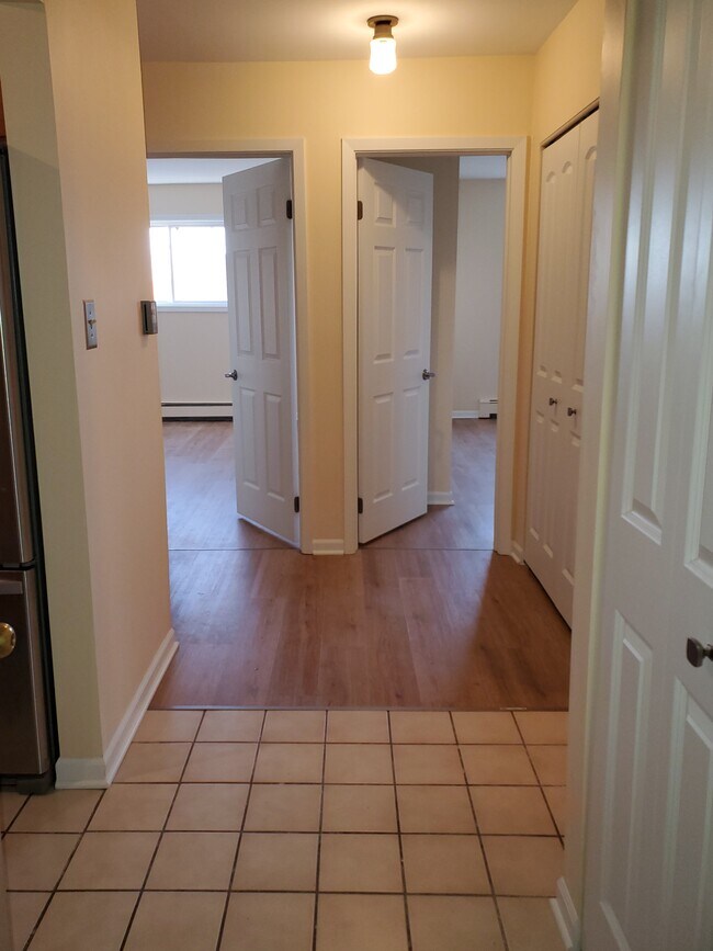 Pasillo/Entrada - 8974 N Western Ave
