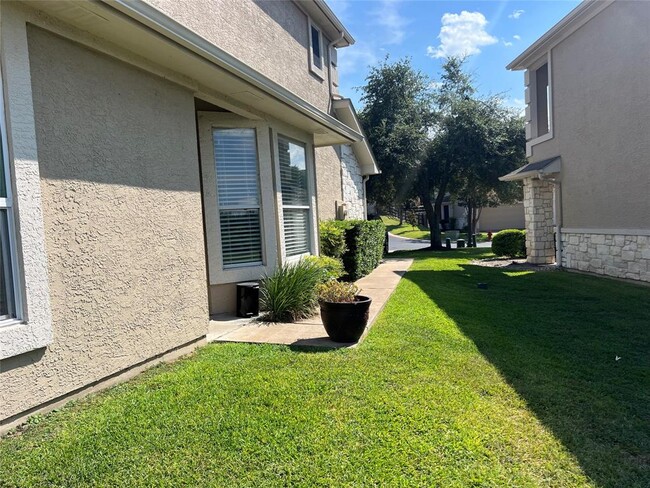 Foto del edificio - 3300 Forest Creek Dr