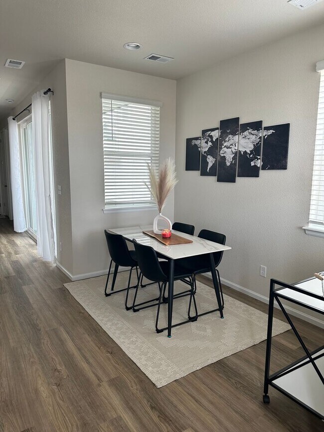 Building Photo - Modern Loveland Living | 3-Bed, 2.5-Bath Home with Garage