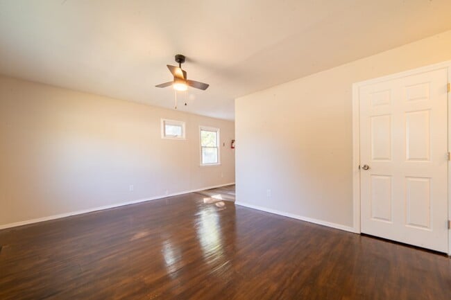 Foto del edificio - 4-Bedroom Home with Garage, Gated Yard & Sunroom