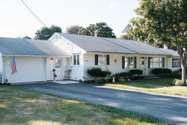Building Photo - 4075 Circle Dr