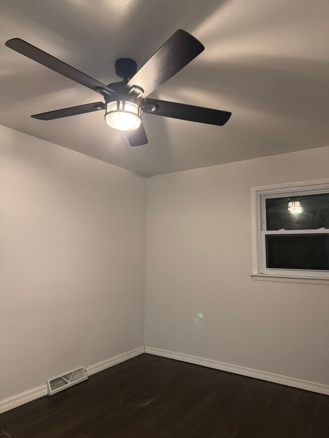 Dormitorio 3 - 2305 Mayfield Ave