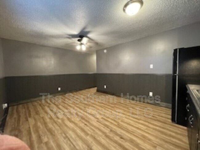 Building Photo - 1601 Wildwood Ave SE