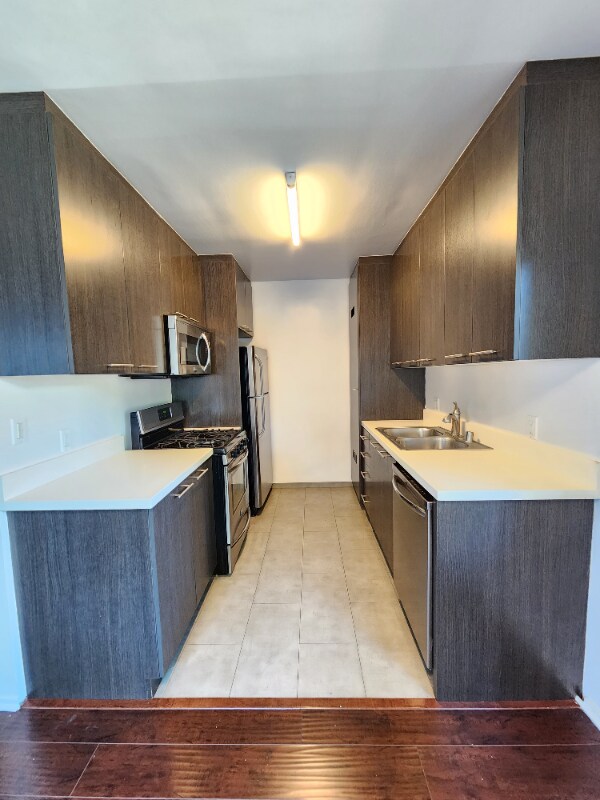 Foto del edificio - 8008 Norton Ave