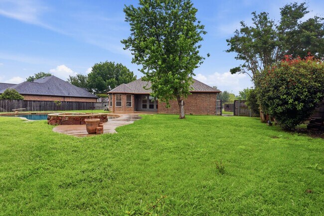Building Photo - Captivating in Cleburne