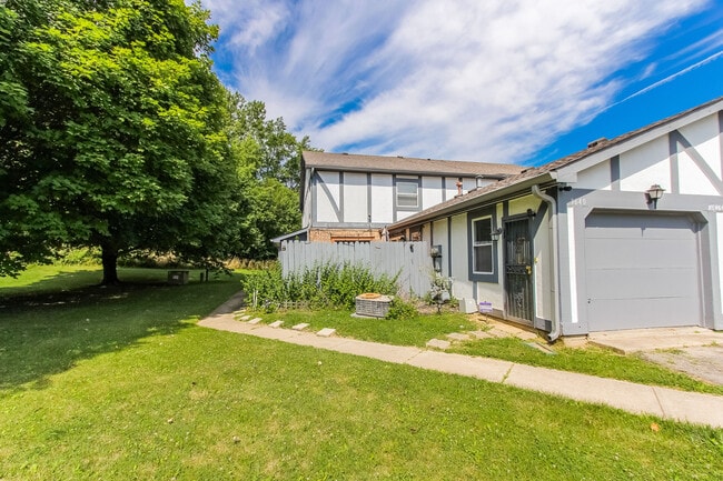 Building Photo - 3640 N Mitthoefer Rd