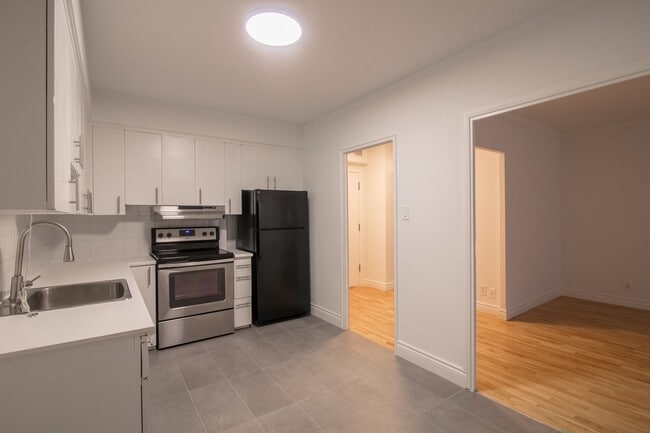 Building Photo - 3495 Rue de la Montagne
