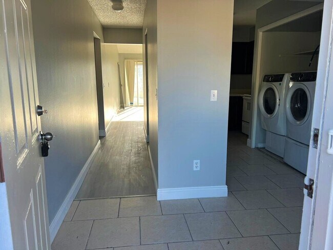 Building Photo - 36 Sandalwood Ct
