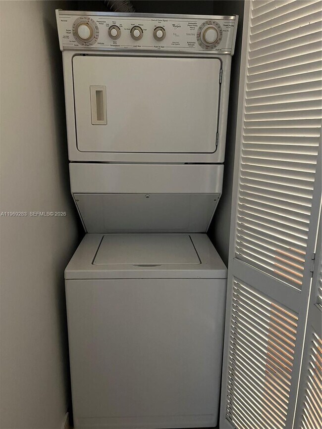 Foto del edificio - 1365 Crystal Way