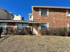 Building Photo - 2713 Hurstview Dr
