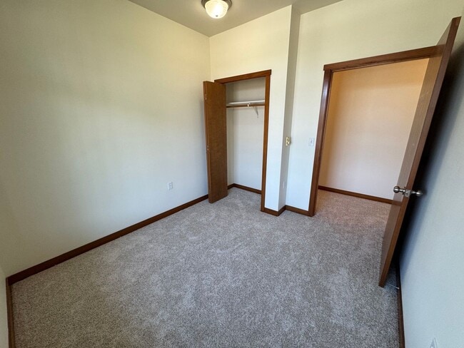 Building Photo - 910 Gladstone St