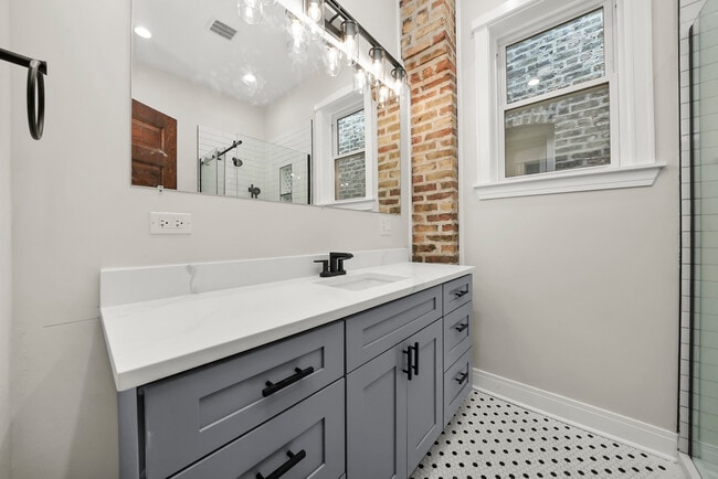 Building Photo - 1306 N Maplewood Ave