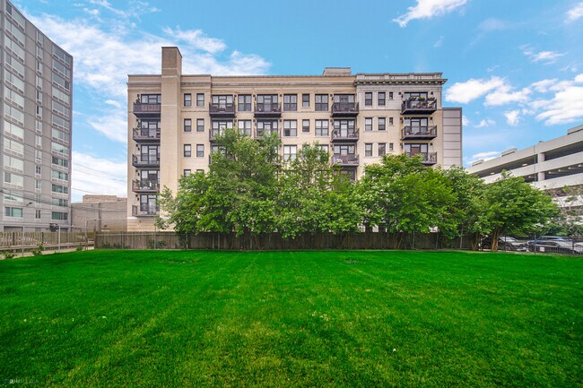 Building Photo - 811 W Eastwood Ave