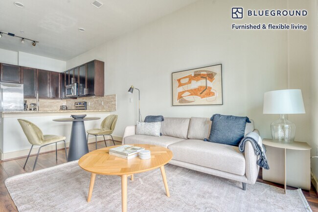 Foto del edificio - 422 W Riverside Dr