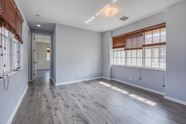 Building Photo - 610 NW 24th Ave