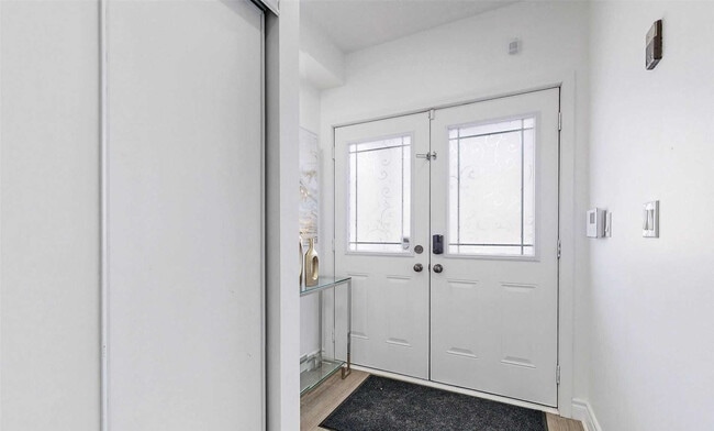 Building Photo - Beautifully Updated Executive End-Unit Tow...