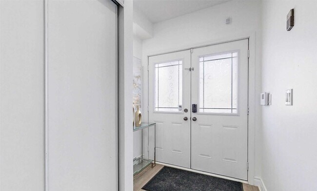 Photo du bâtiment - Beautifully Updated Executive End-Unit Tow...