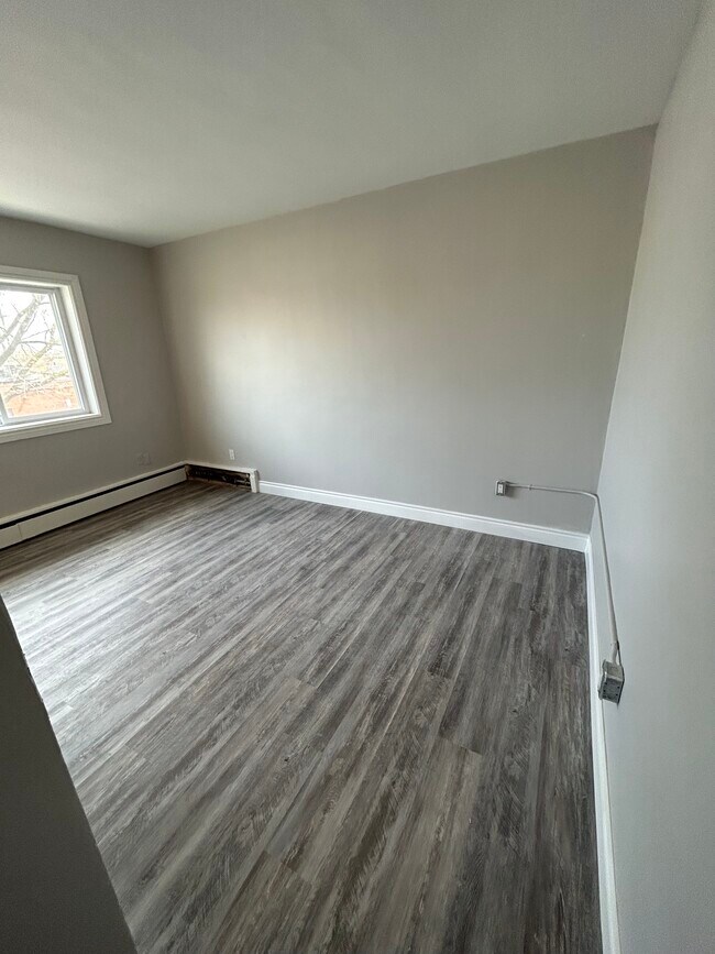 Photo du bâtiment - 2 Bedroom with In suite Laundry