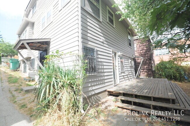 Foto del edificio - 5028 1/2 9th Ave NE-