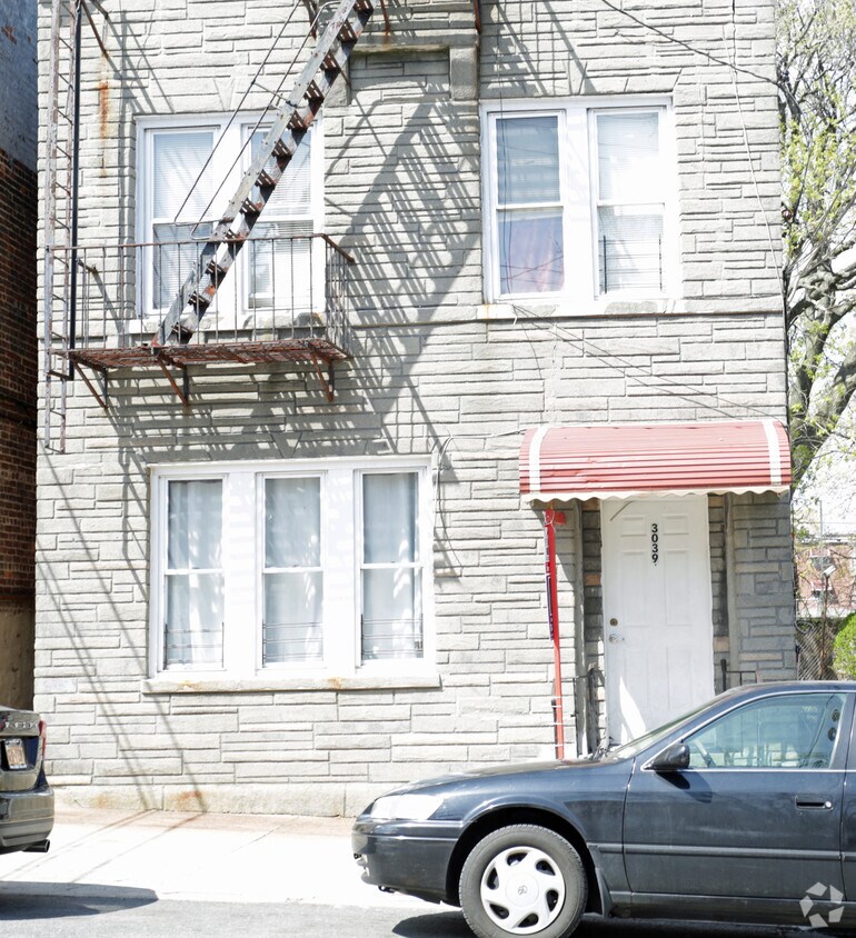 Building Photo - 3039 Radcliff Ave