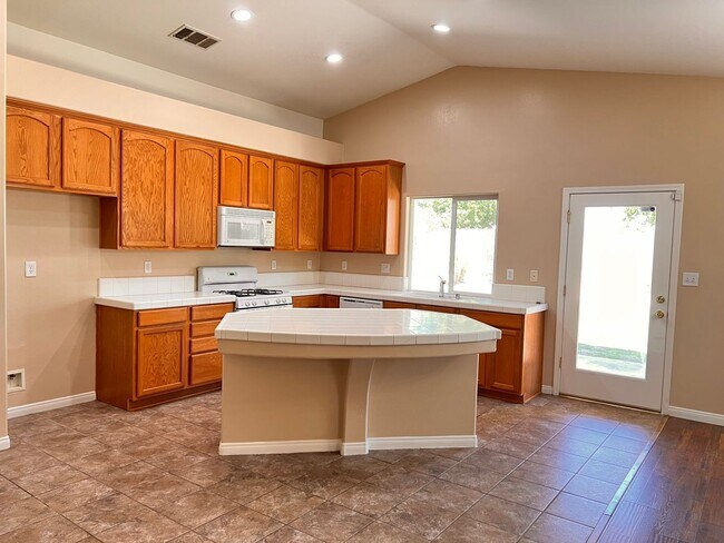 Building Photo - Northwest Bakersfield