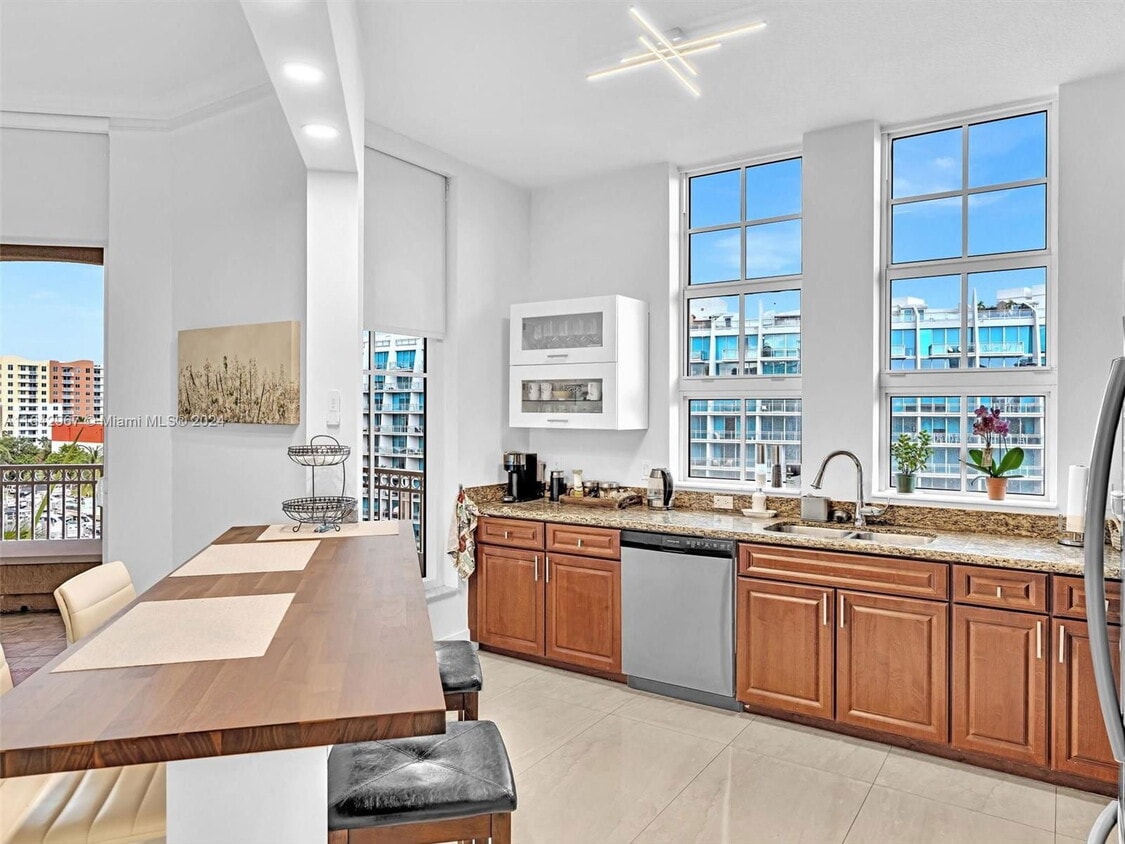Photo - 3001 Northeast 185th Street, Aventura, FL 33180 - 2 BR 2 BA Condo