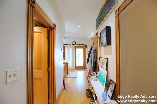 Building Photo - 287 Summit Ave