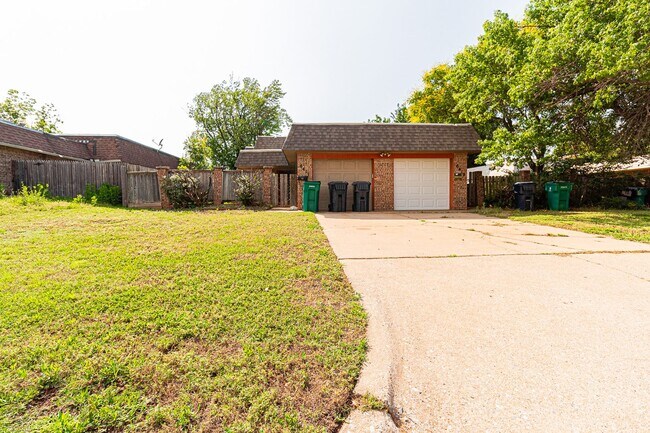 Building Photo - 2 Bed 2 Bath townhouse in OKC!
