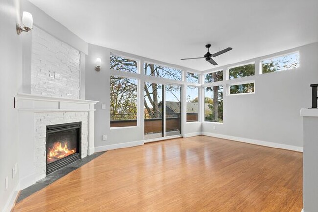 Building Photo - Luxurious Air-Conditioned Leschi View Town...