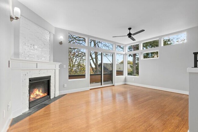 Building Photo - Luxurious Air-Conditioned Leschi View Townhome