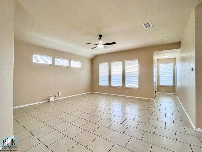 Foto del edificio - A Stunning 5-Bedroom, 2.5-Bathroom Home in the Heart of San Antonio, Texas!