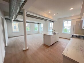 Building Photo - 141 Christopher Columbus Dr