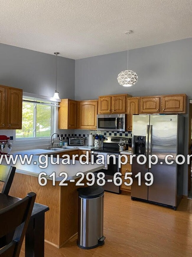 Building Photo - End Unit Townhouse Available June 1, Open ...
