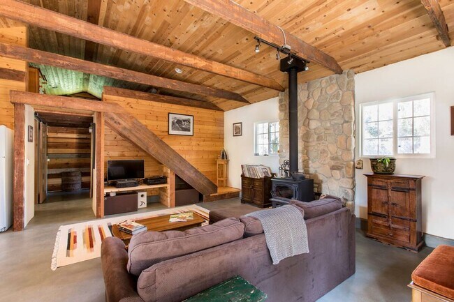 Foto del edificio - Rustic Modern Farm House