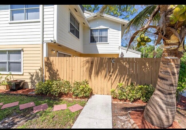 Foto del edificio - 13765 Bottlebrush Ct