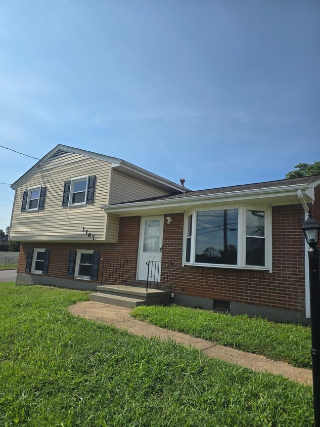 Photo - 3767 Rolling Hill Ave NW (Roanoke, VA)