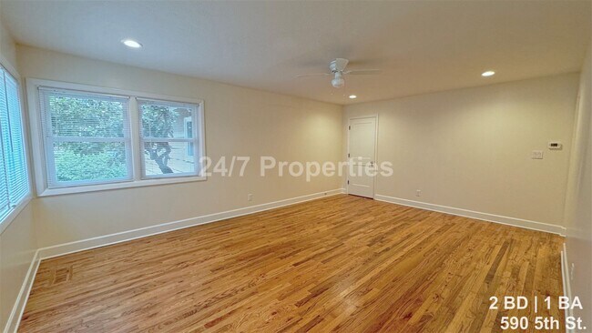 Foto del edificio - Remodeled 2 BD | 1 BA Duplex - First Edition Lake Oswego