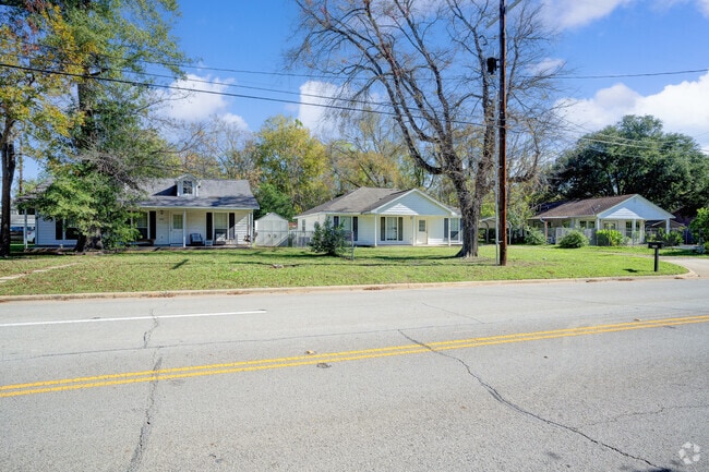 Willis, nestled north of Houston, captivates with diverse homes and serene living.