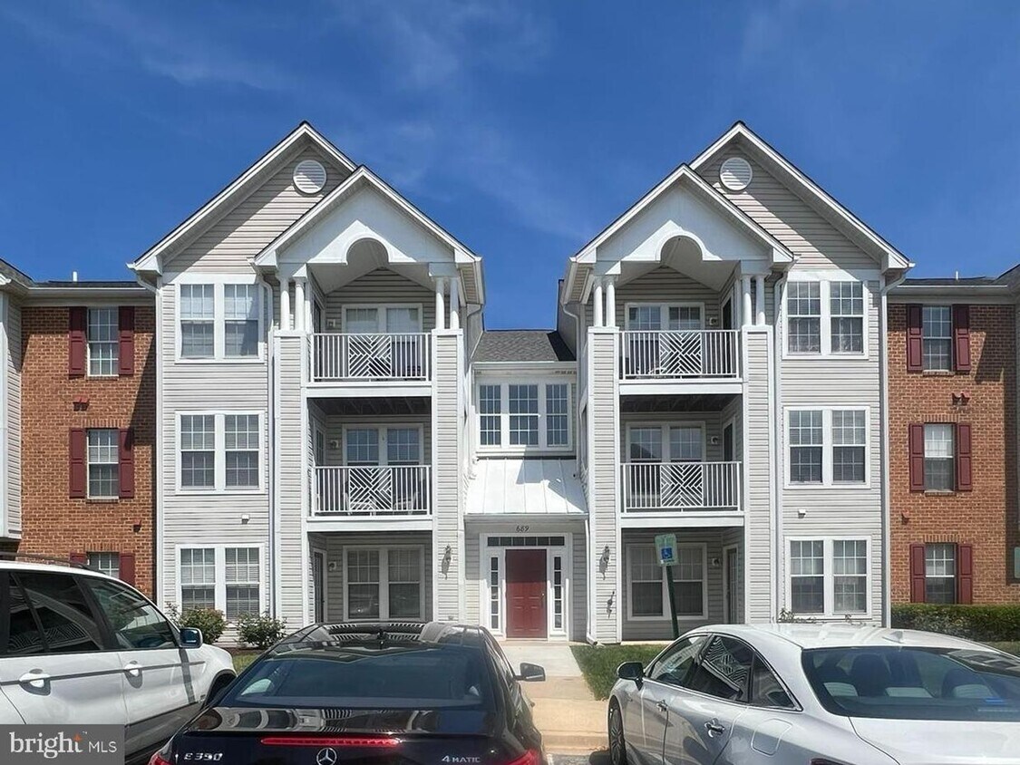 Beautiful 2bd 2bth mid level condo featuri... - Beautiful 2bd 2bth mid level condo featuri...