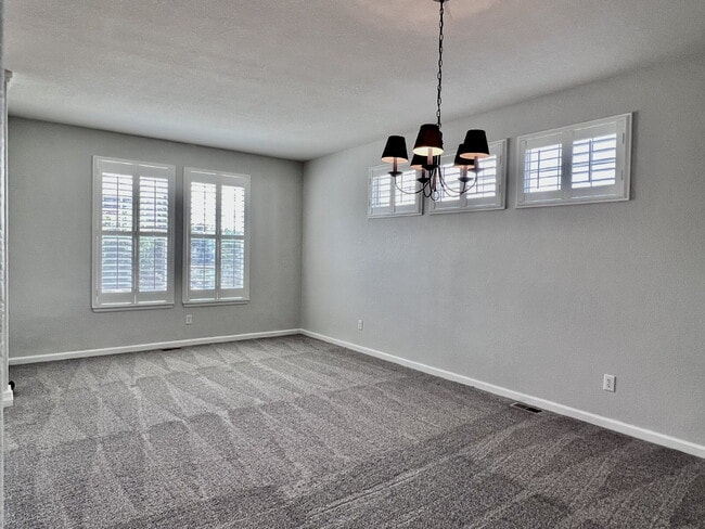 Building Photo - Tallyn's Reach Home Features 4 Beds/2.5 Baths, Large Loft and Private Study on Main Level! Mins t...