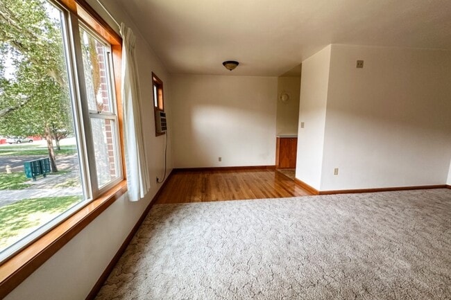 Sala de estar y comedor de madera noble - Brentwood Apartments