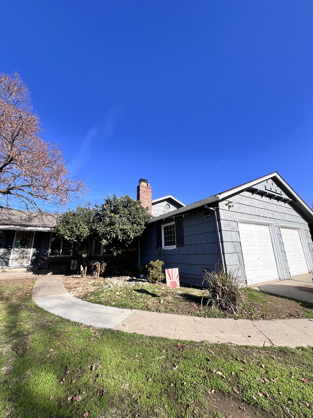 Part of a Duplex, Private Garage - 3105 Hampshire Dr