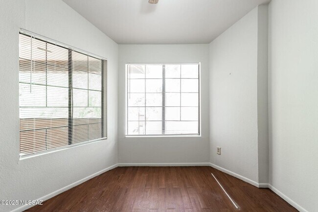 Foto del edificio - 1698 W Park Wood Ln