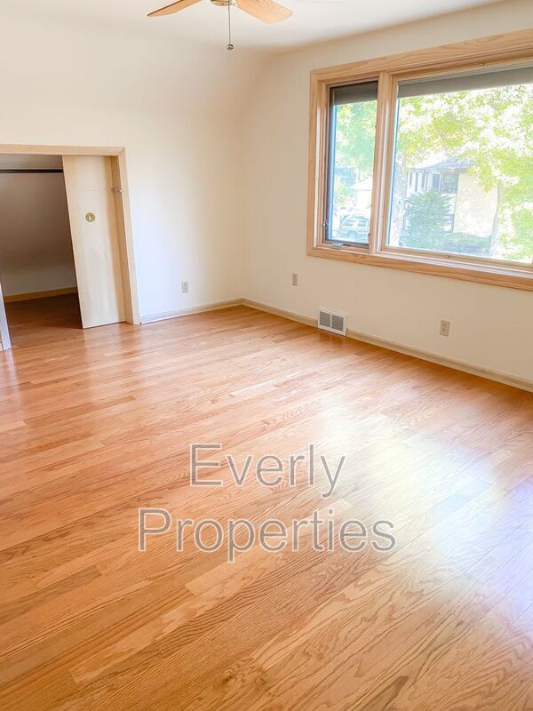 Building Photo - 3113 W Drury Ln